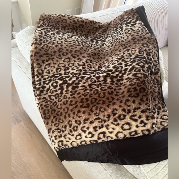 GIRAFFE AT HOME leopard throw blanket - Picture 3 of 8